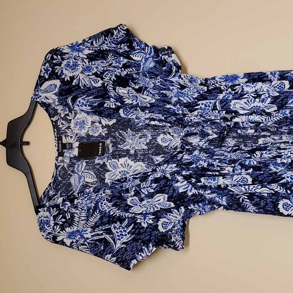 NWT Torrid 00/0 Blue & White Floral Cover-up